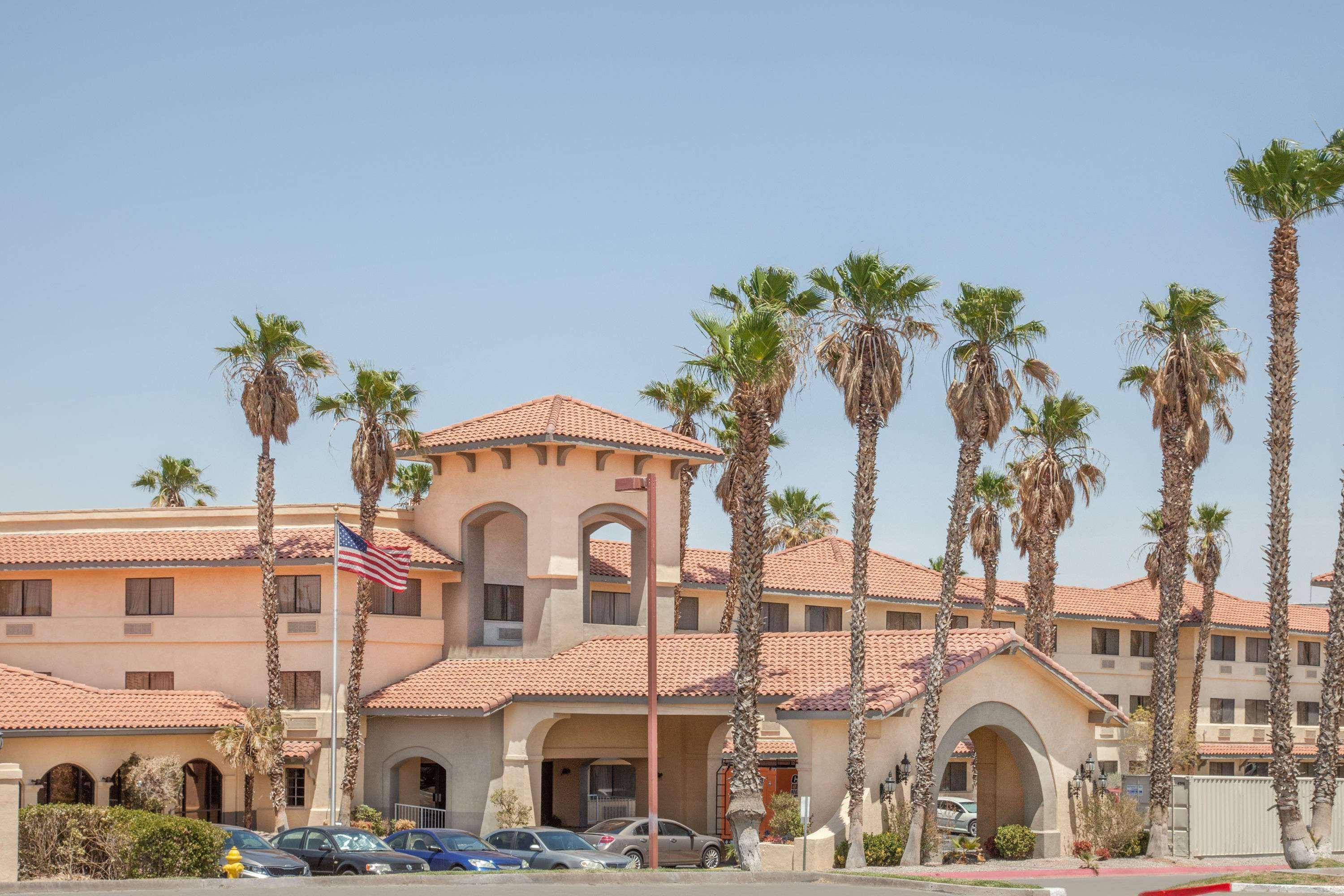 Ramada By Wyndham Barstow Hotel Exterior photo